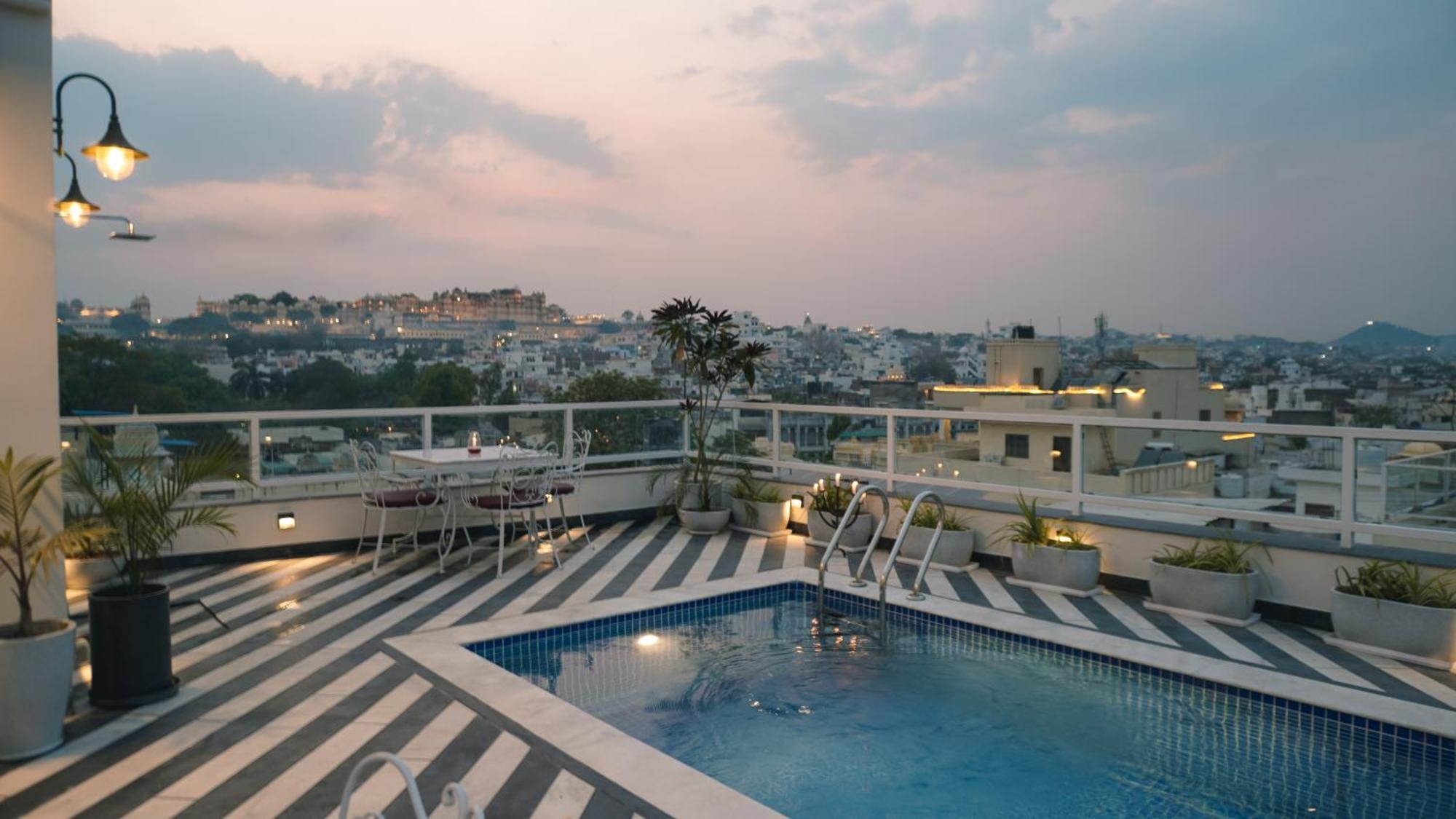 Hotel Naren Villa Udaipur Bagian luar foto